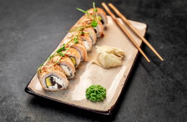 Yemek çubuklarıyla servis edilen suşi ruloları. 