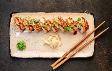 Yemek çubuklarıyla servis edilen suşi ruloları. 