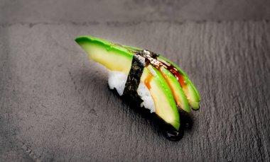 Siyah tahta yüzeyde sushi nigiri