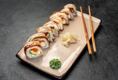 Yemek çubuklarıyla servis edilen suşi ruloları. 