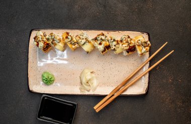 Yemek çubuklarıyla servis edilen suşi ruloları. 