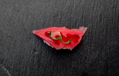 Siyah tahta yüzeyde sushi nigiri