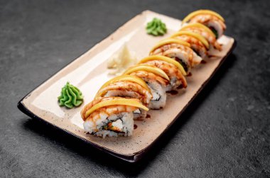 Karanlık masada servis edilen suşi ruloları.