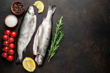 Biberiye, limon ve baharatlı çiğ balık. Üst Manzara. Boş yeriniz