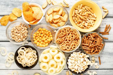 Tahta arka plandaki kaselerde farklı atıştırmalıklar var.