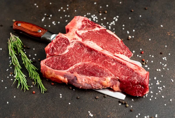 Biberiyeli Çiğ Biftek Siyah Masada Baharatlar — Stok fotoğraf
