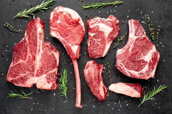 Steaks Bœuf Cru Aux Épices Herbes Sur Fond Noir — Photo
