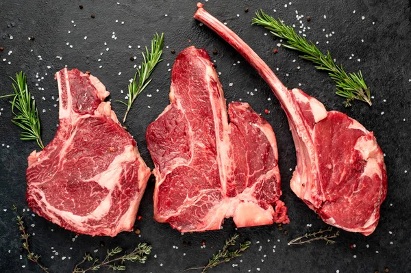 Baharatlı Çiğ Biftek Siyah Arka Planda Otlar — Stok fotoğraf