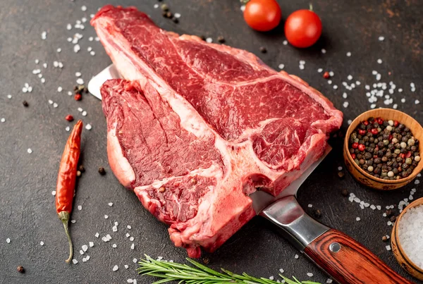 Filete Carne Cruda Con Romero Especias Sobre Fondo Negro — Foto de Stock