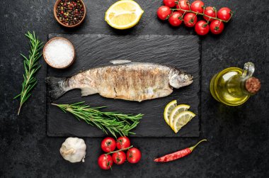 Sebzeli ve baharatlı ızgara balık.. 