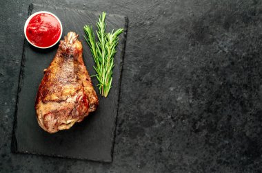 Izgara hindi budu ve siyah arka planda sebze ve baharatlar.