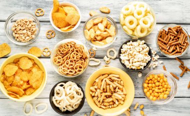 Tahta arka plandaki kaselerde farklı atıştırmalıklar var.