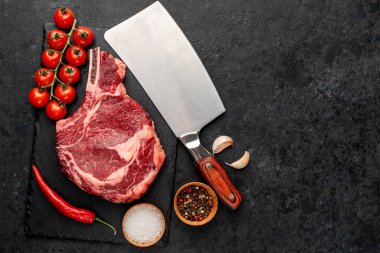 Koyu taştan arka planda çiğ et ve sebzeler