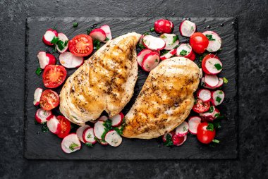 Siyah arka planda sebze ve baharatlı ızgara tavuk göğsü. en üstteki görünüm 