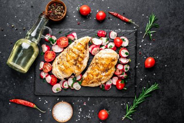 Izgara tavuk göğsü. Sebze ve baharatlı. Siyah arka planda..