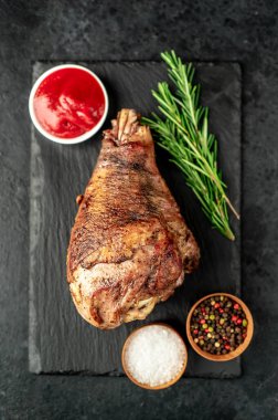 Sebzeli ızgara hindi ve siyah arka planda baharat.