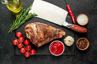 Sebzeli ızgara hindi ve siyah arka planda baharat.