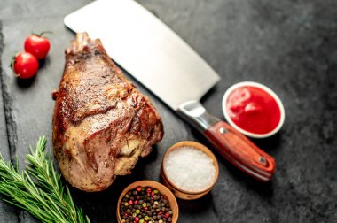 Izgara hindi budu ve siyah arka planda sebze ve baharatlar.