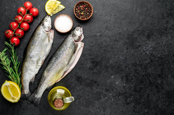 Pescado Dorado Crudo Con Romero Especias Hierbas Sobre Fondo Piedra —  Fotos de Stock