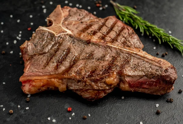 Grillad Biff Med Rosmarin Och Kryddor Svart Bakgrund — Stockfoto