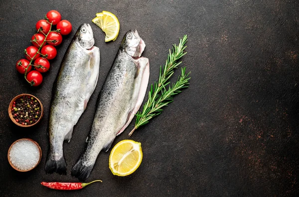 Pescado Dorado Crudo Con Especias Hierbas Sobre Fondo Negro —  Fotos de Stock