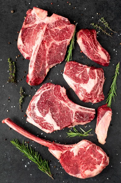 Baharatlı Çiğ Biftek Siyah Arka Planda Otlar — Stok fotoğraf
