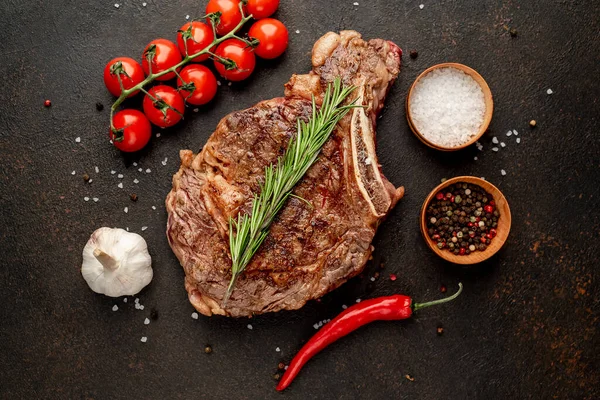 Grillezett Marhahús Fűszerekkel Rozmaringgal Fekete Alapon — Stock Fotó