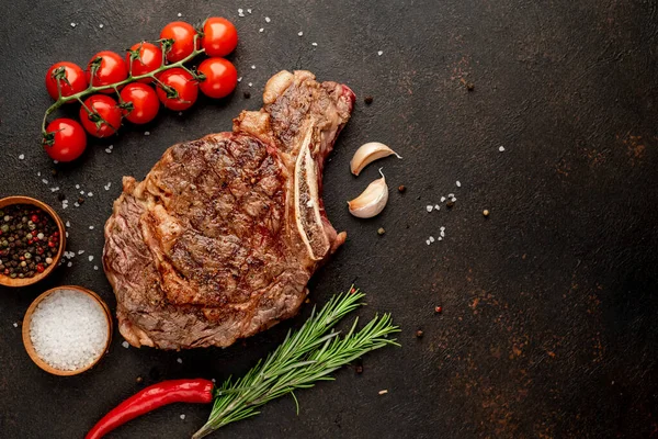 Gegrilde Biefstuk Met Specerijen Rozemarijn Zwarte Achtergrond — Stockfoto