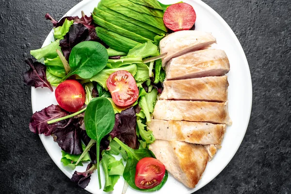 Sallad Med Ruccola Rädisa Sallad Gurka Svart Sesam Spenat Avokado — Stockfoto