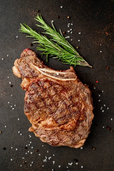 Zaftos Nyers Steak Rozmaringgal Fűszerekkel Fekete Háttérrel Top View Szabad — Stock Fotó