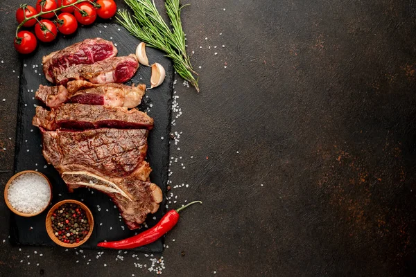 Grillezett Marhahús Fűszerekkel Fűszernövényekkel Fekete Alapon — Stock Fotó