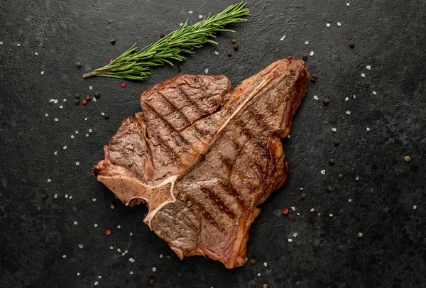 Succosa Bistecca Cruda Con Rosmarino Spezie Fondo Nero Vista Dall — Foto Stock