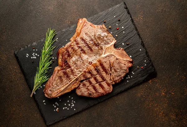 Grilovaný Hovězí Steak Rozmarýnem Kořením Černém Pozadí — Stock fotografie