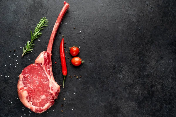 Filete Carne Cruda Con Especias Verduras Sobre Fondo Negro — Foto de Stock