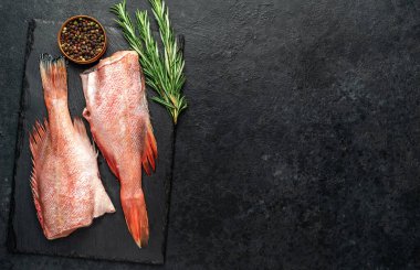 Metin için baharatlı çiğ balık.