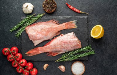 Metin için baharatlı çiğ balık.