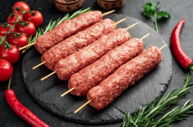 Baharatlı ve otlu çiğ et sosisleri 