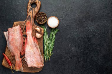 Metin için baharatlı çiğ balık.