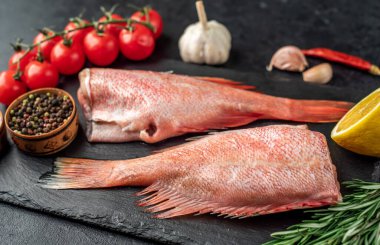 Metin için baharatlı çiğ balık.