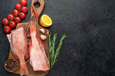 Metin için baharatlı çiğ balık.