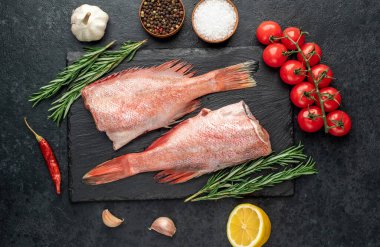 Metin için baharatlı çiğ balık.