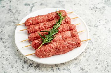 Baharatlı ve otlu çiğ et sosisleri 