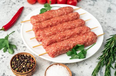 Baharatlı ve otlu çiğ et sosisleri 