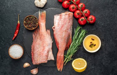 Metin için baharatlı çiğ balık.