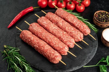 Baharatlı ve otlu çiğ et sosisleri 