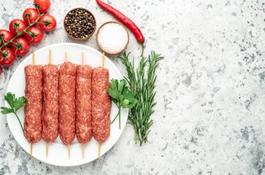 Baharatlı ve otlu çiğ et sosisleri 