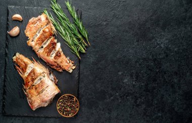 Limon ve biberiyeli ızgara somon bifteği.