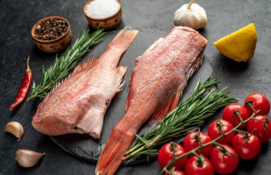 Metin için baharatlı çiğ balık.