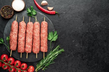 Baharatlı ve otlu çiğ et sosisleri 