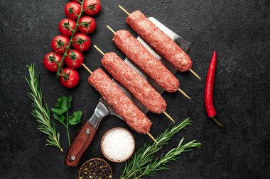 Baharatlı ve otlu çiğ et sosisleri 